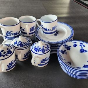 Williams Sonoma Plates Bowls Cups Mugs Flow Blue White 27pc